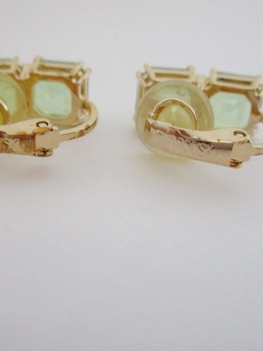 SWAROVSKI - Millenia Clip Earrings Square Cut, Green, Gold-Tone Plated - Picture 4 of 7